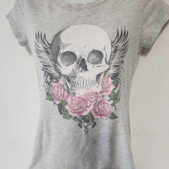 Wound Up graphic Tee, Grey with roses and skull in size small - Picture 8 of 12